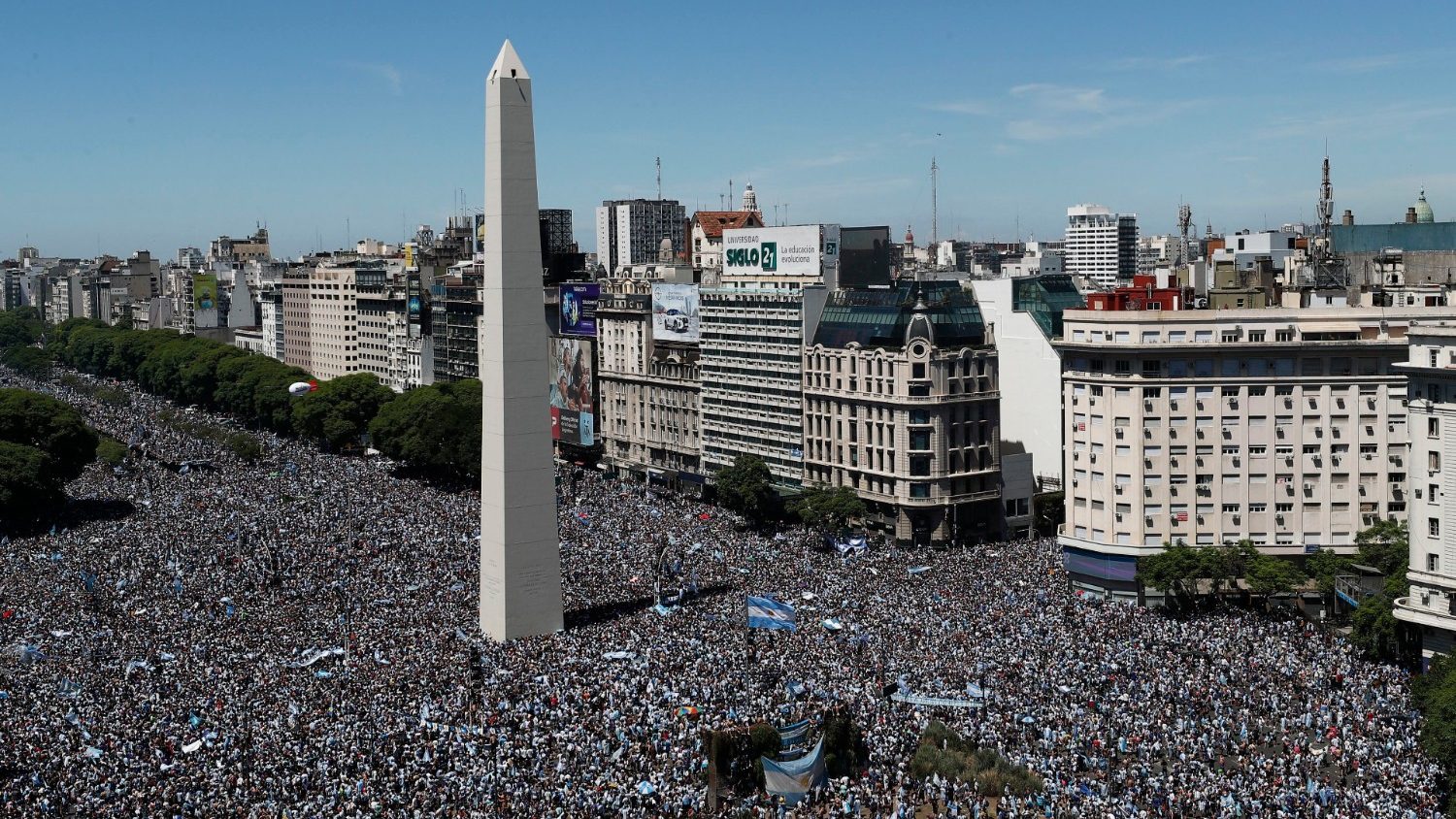 El Pueblo en la Encrucijada: La Política Argentina y el Secuestro de una Palabra